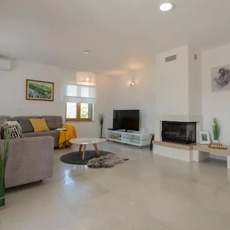 Luxury Melita With Heated Pool Villa *
